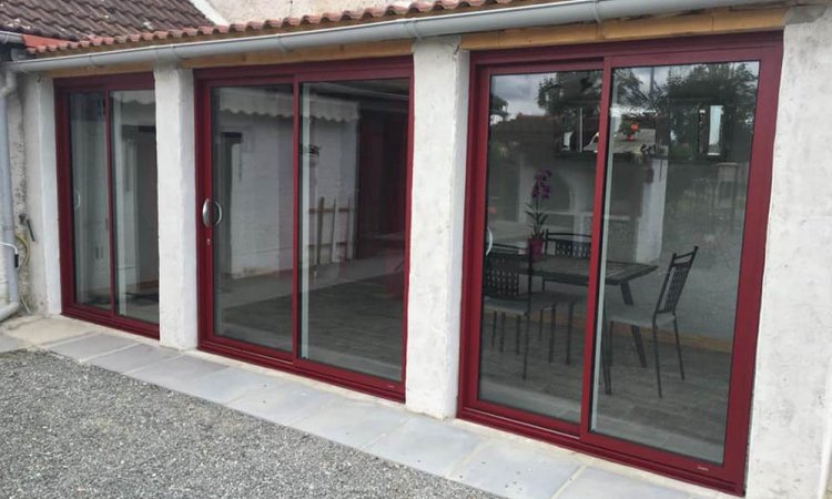 Pose de porte fenêtre - Nevers - DomoBaie - Cosne sur Loire - Aluminium - Baie coulissante - Rouge - 3004 - Dépose totale - Nièvre