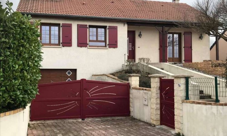 Pose de portails et de clôtures - Nevers - DomoBaie  - Portail rouge - Portail 3004 - Portail aluminium - Nevers - Nièvre - Cosne sur loire